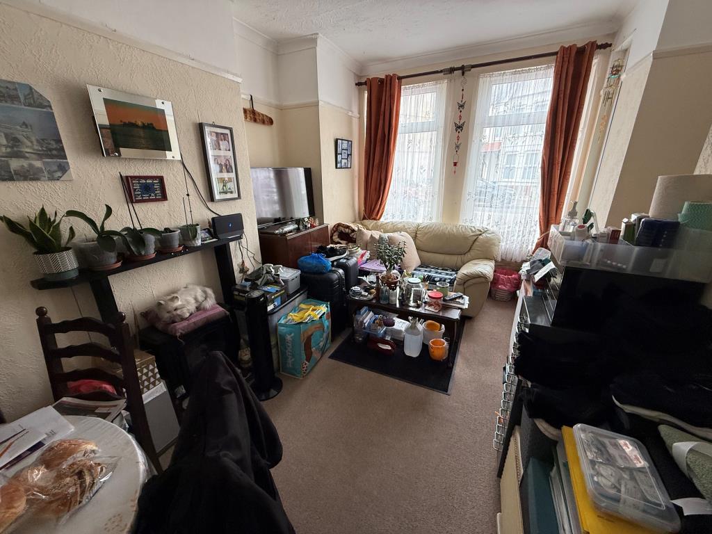 Lot: 146 - TWO-BEDROOM GROUND FLOOR FLAT IN NEED OF IMPROVEMENTS - Living Room with window
